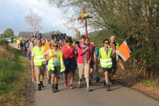 Pilger auf dem Weg nach Kevelaer (Bild: Rudi Schroeder/BRF)
