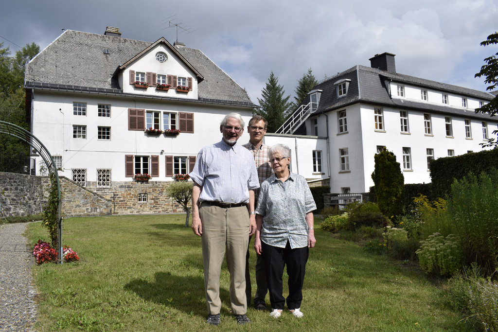 Pater Peter Mertes, Bruder Michael Ertl und Schwester Elisabeth Ossemann vor dem Kloster Montenau (Bild: Stephan Pesch/BRF)