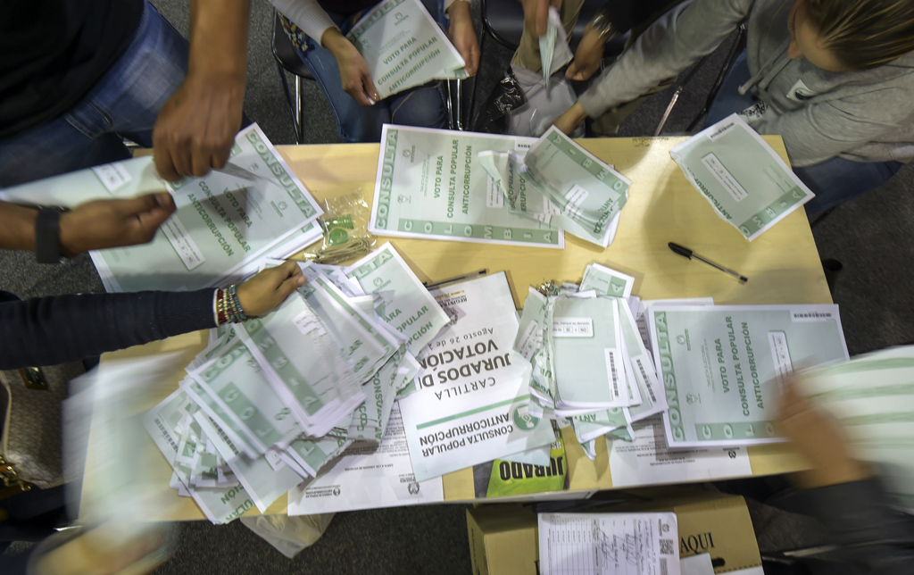 Gescheitertes Referendum: Kolumbianer zählen Wahlzettel aus