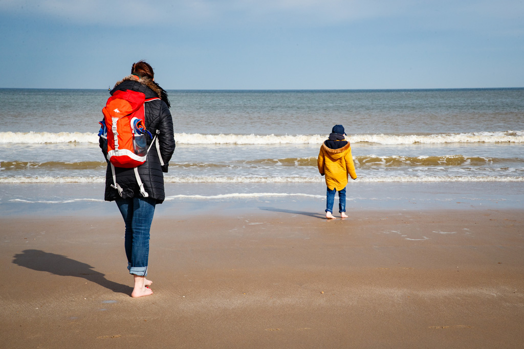 Mutter mit Kind an der belgischen Küste (Illustrationsbild: Kurt Desplenter/Belga)