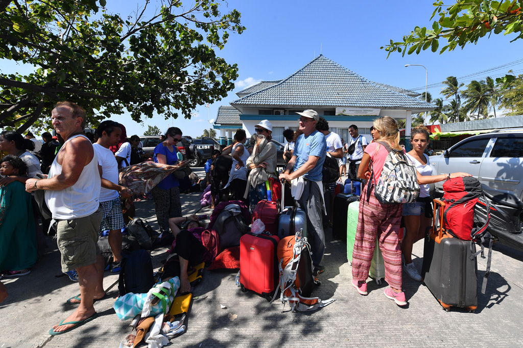 Touristen auf Lombok warten auf ihre Abreise
