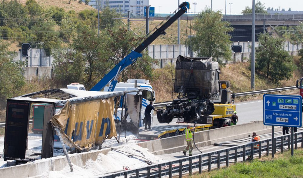 Ausgebrannter LKW auf der E19