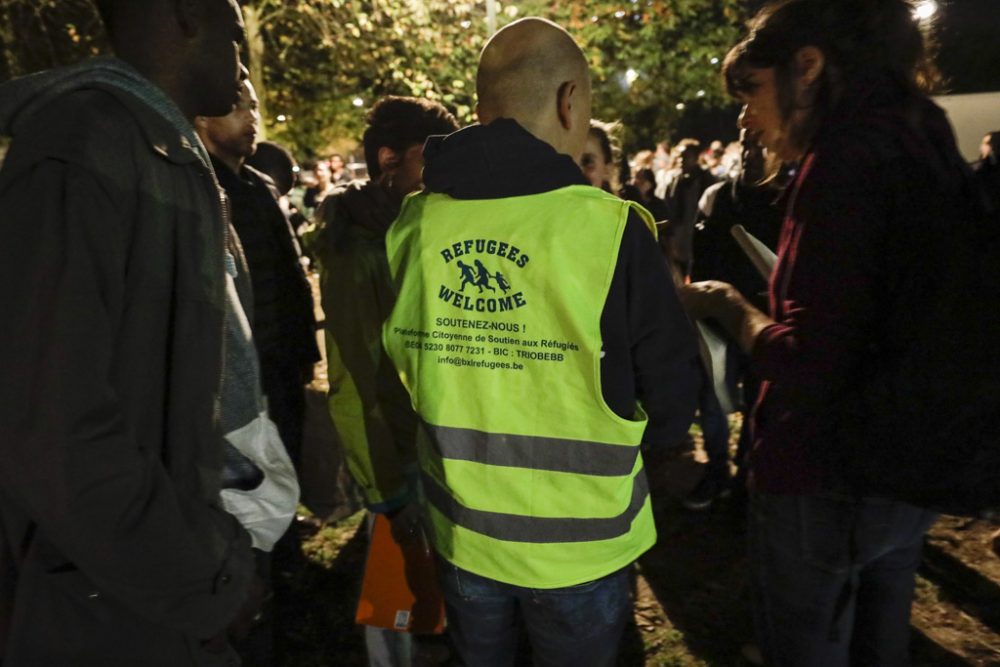 Flüchtlingshelfer im Brüsseler Maximilianpark (Archivbild: Thierry Roge/Belga)