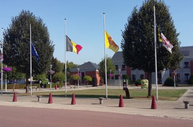 Messerattacke in Moresnet-Chapelle - Flaggen auf halbmast in Bleyberg (Bild: Chantal Delhez/BRF)