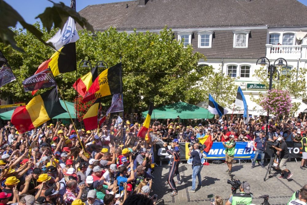 Thierry Neuville feiert Platz zwei mit seinen Fans (Bild: Austral/ Hyundai Motorsport GmbH)