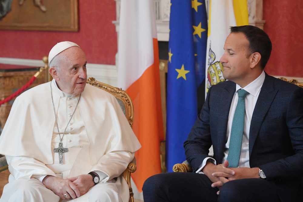 Papst Franziskus mit dem irischen Regierungschef Leo Varadkar in Dublin