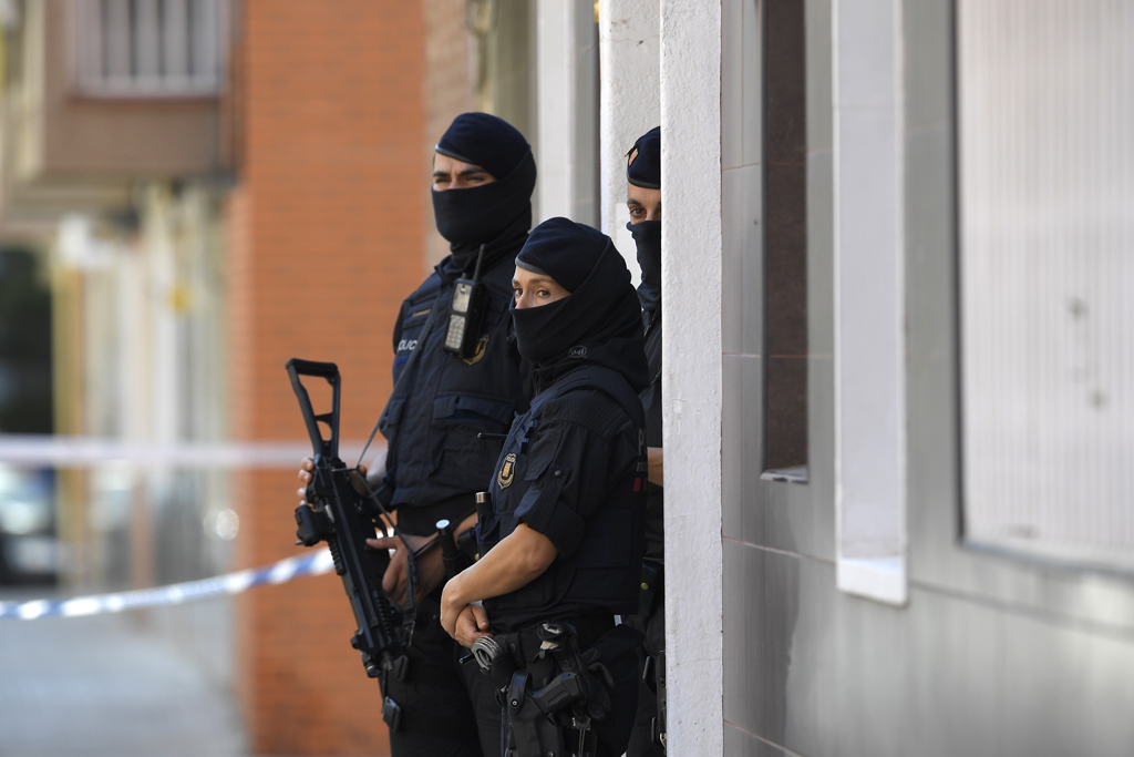 Katalanische Polizisten nahe des Tatorts (Bild: Lluis Gene/AFP)