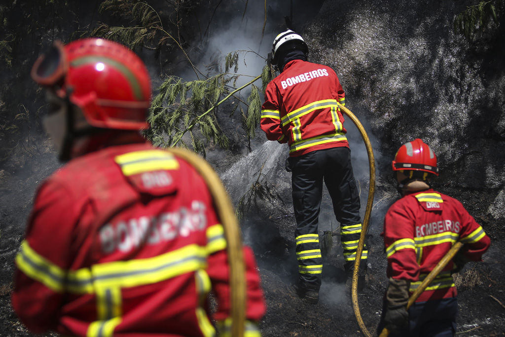 Feuerwehrleute kämpfen in Portugal weiter gegen die Waldbrände