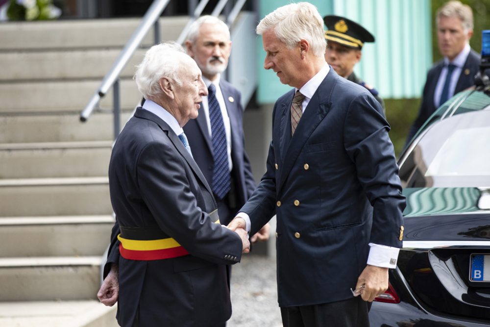 Joseph Houssa, Bürgermeister von Spa, und König Philipp (Bild: Koen Blanckaert/Belga)