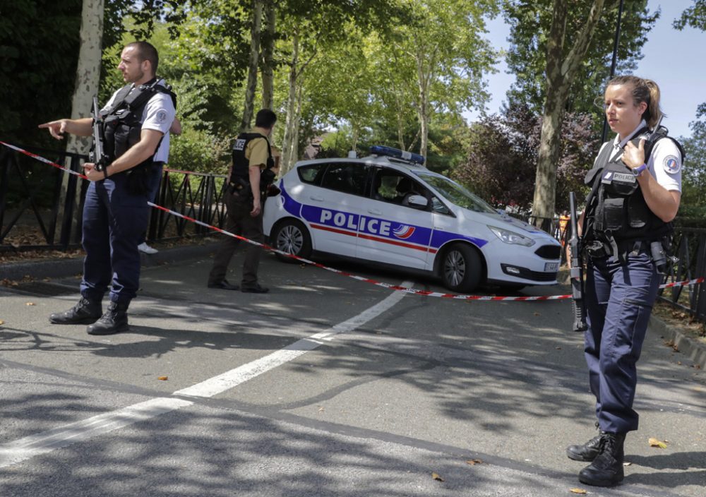 Nach Messerattacke: Französische Polizei sperrt Straße in Trappes ab