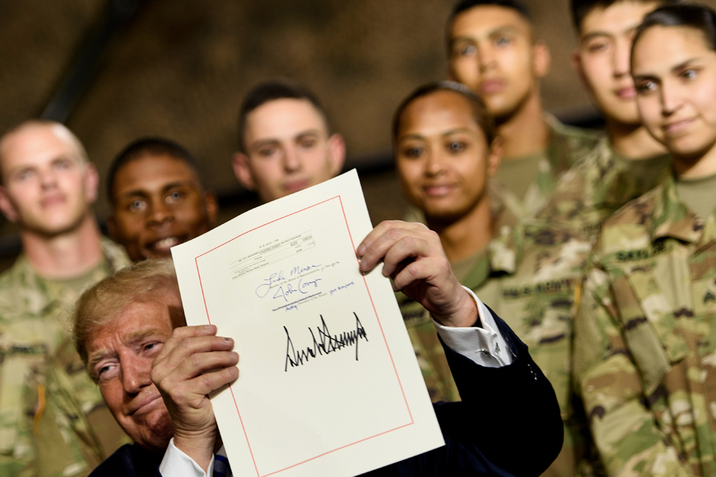 Trump unterzeichnet Gesetz zum Verteidigungsetat