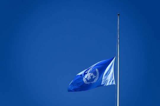 Fahne der Vereinten Nationen weht auf Halbmast (Bild: Fabrice Coffrini/AFP)