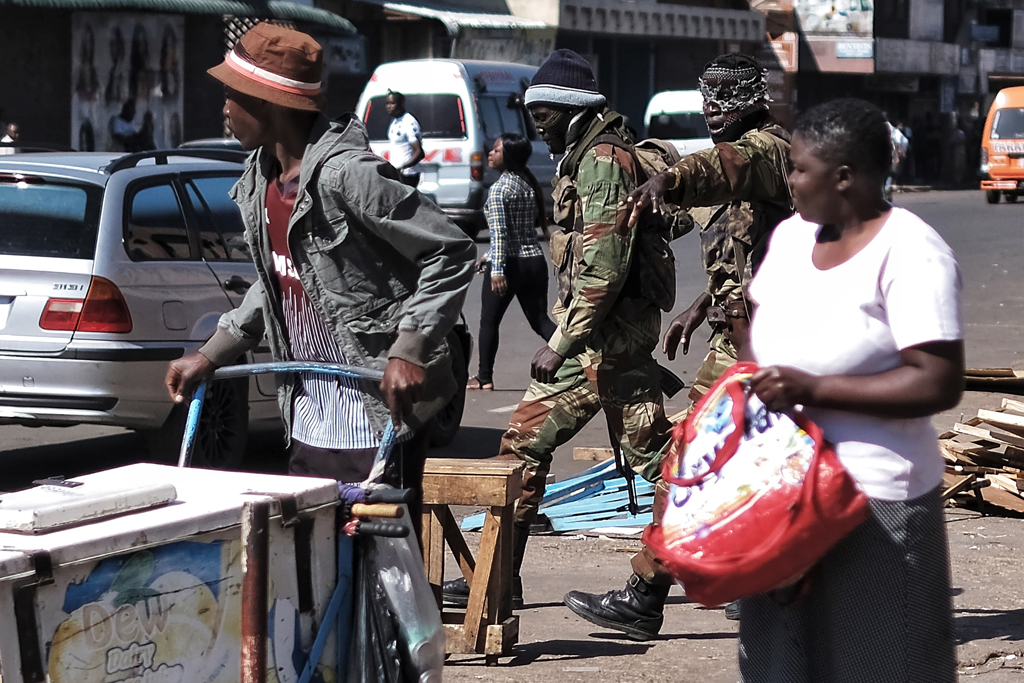 Soldaten in Harare, der Hauptstadt von Zimbabwe (Bild: Marco Longari/AFP)