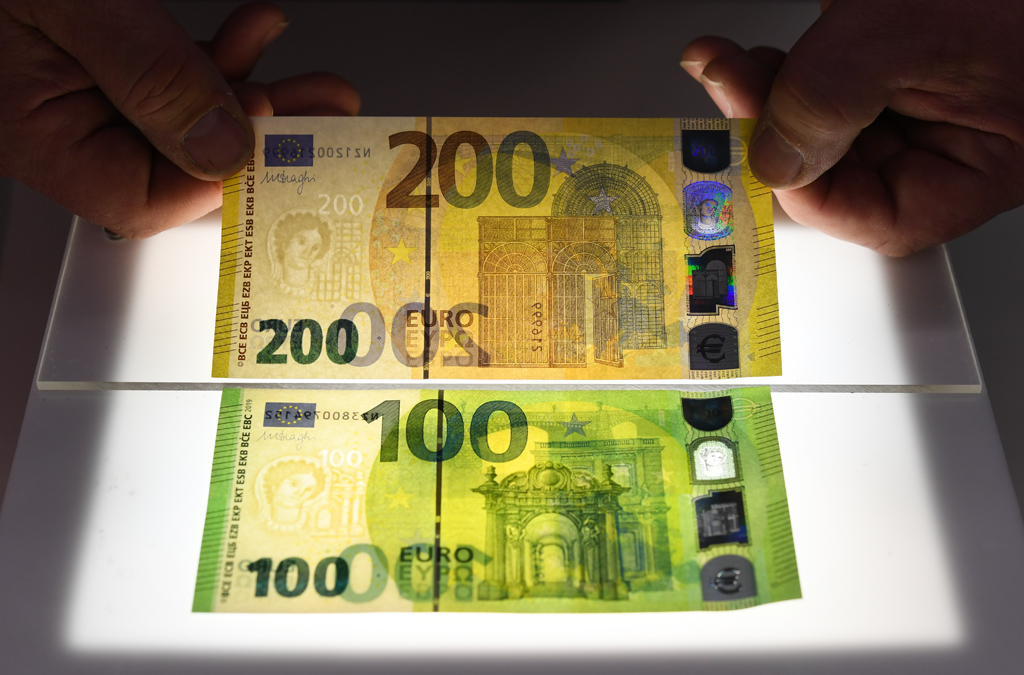Die neuen 100- und 200-Euro-Scheine (Bild: Arne Dedert/AFP)