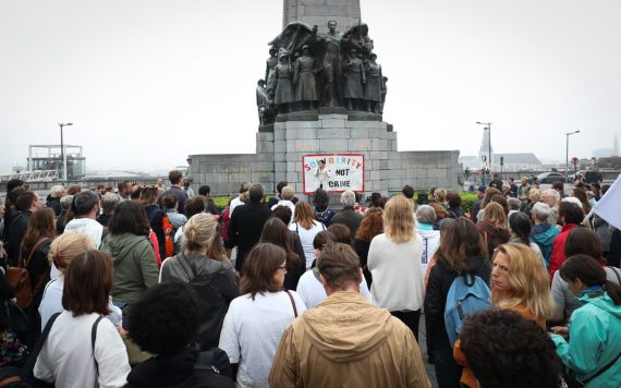 Demonstranten protestieren am 6.9.2018 vor dem Brüsseler Justizpalast gegen den Prozess gegen mutmaßliche Menschenschmuggler