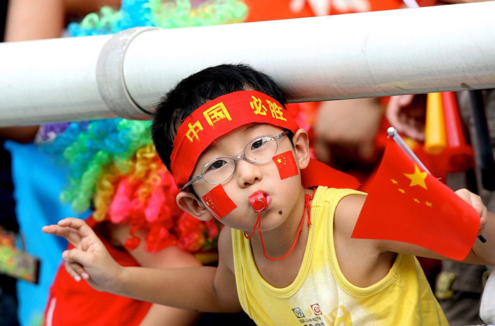 Chinesischer Junge mit Brille