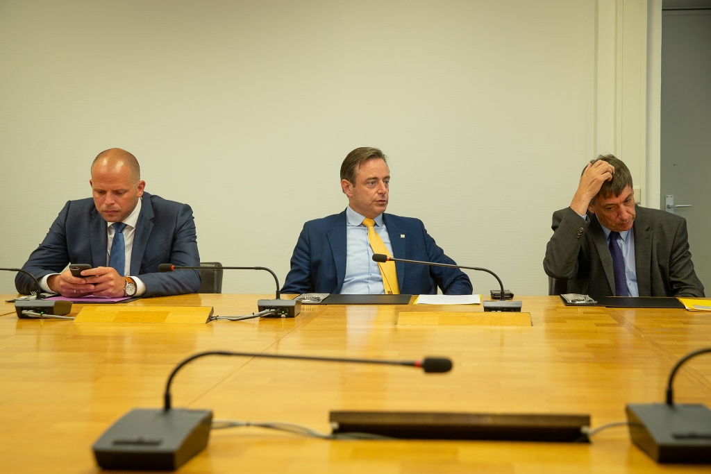De Wever (m.) mit seinen Parteikollegen Francken und Jambon