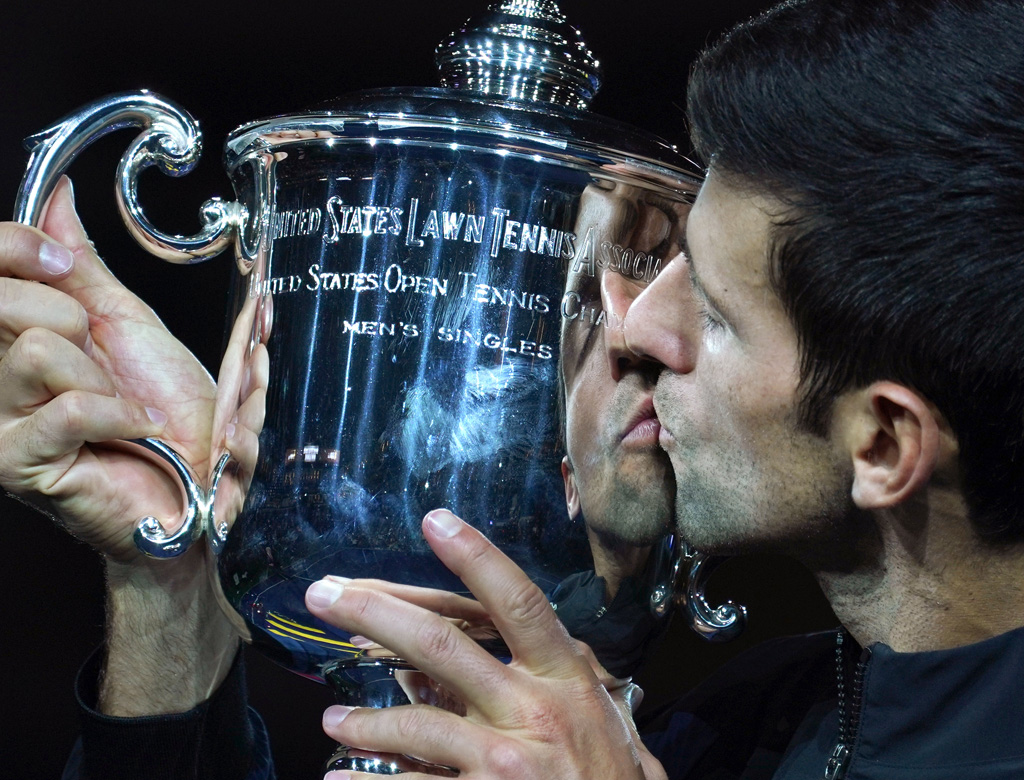 Novak Djokovic küsst die Trophäe