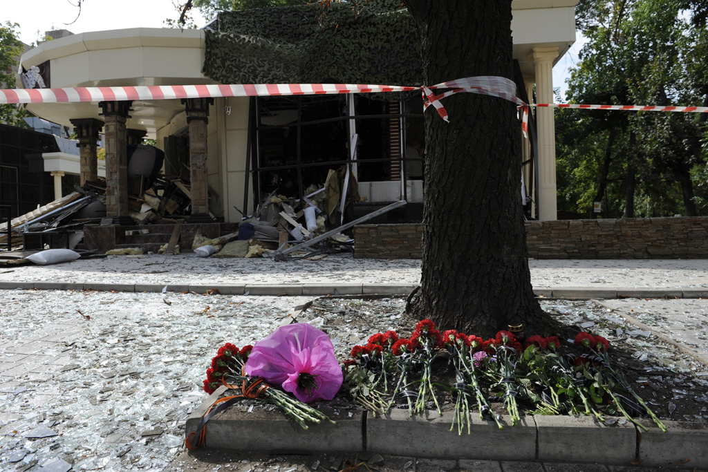 Blumen vor den Anschlagsort in Donezk (Bild: Aleksey Filippov/AFP)