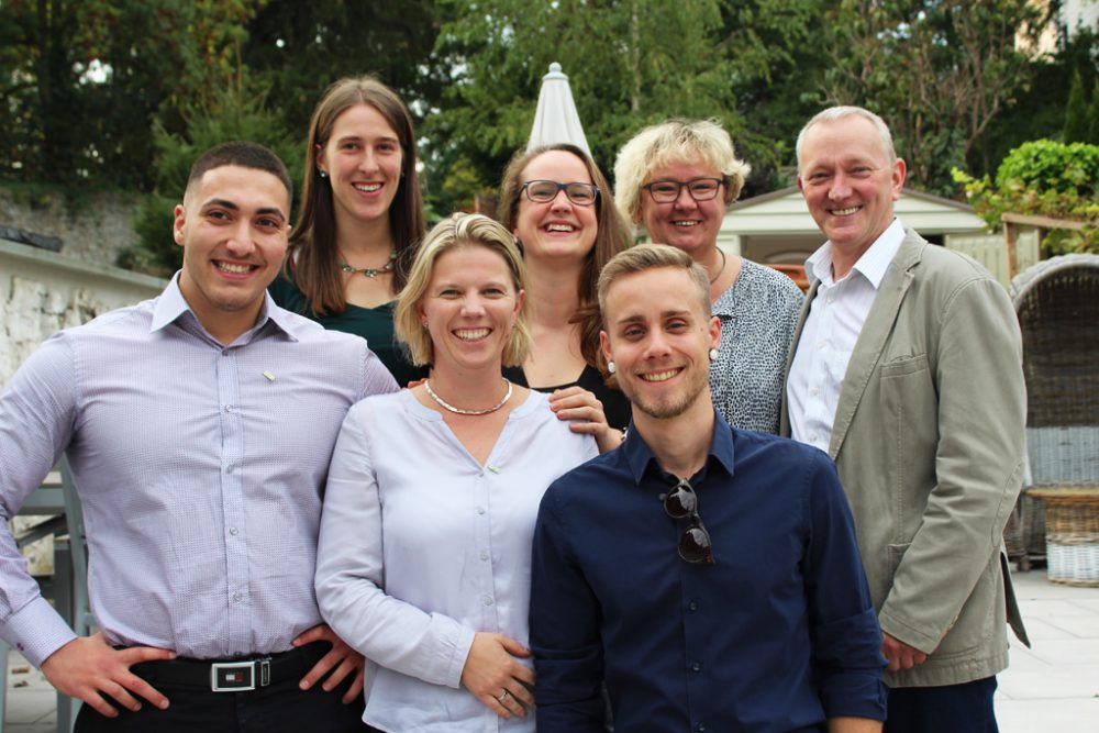 Spitzenkandidaten der Ecolo-Liste in Eupen: Grigory Arakelian, Anne-Marie Jouck, Claudia Niessen, Lisa Radermeker, Thierry Dodémont, Claudia Bettendorf-Schmitz und Arthur Genten (v.l.n.r., Bild: Lena Orban/BRF)