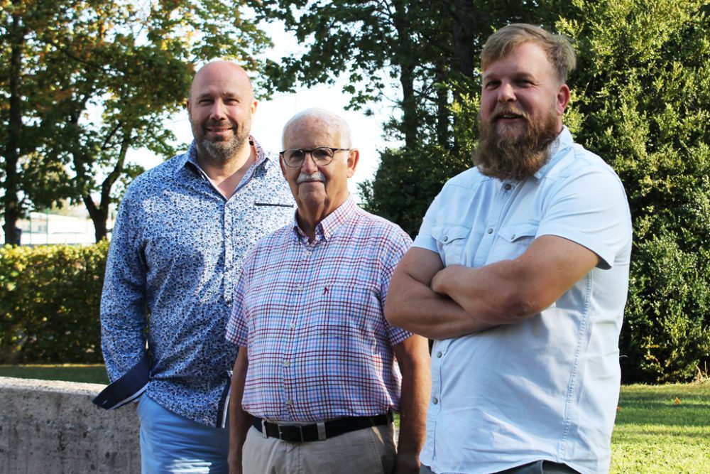 Wechsel an der Spitze des Eupener Sportbunds: Thomas Pötgen und Walter Schneider mit BRF-Redakteur Christophe Ramjoie (Bild: Bild: Renate Ducomble/BRF)