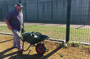 Ortis legt Heilpflanzen in Gefängnis an