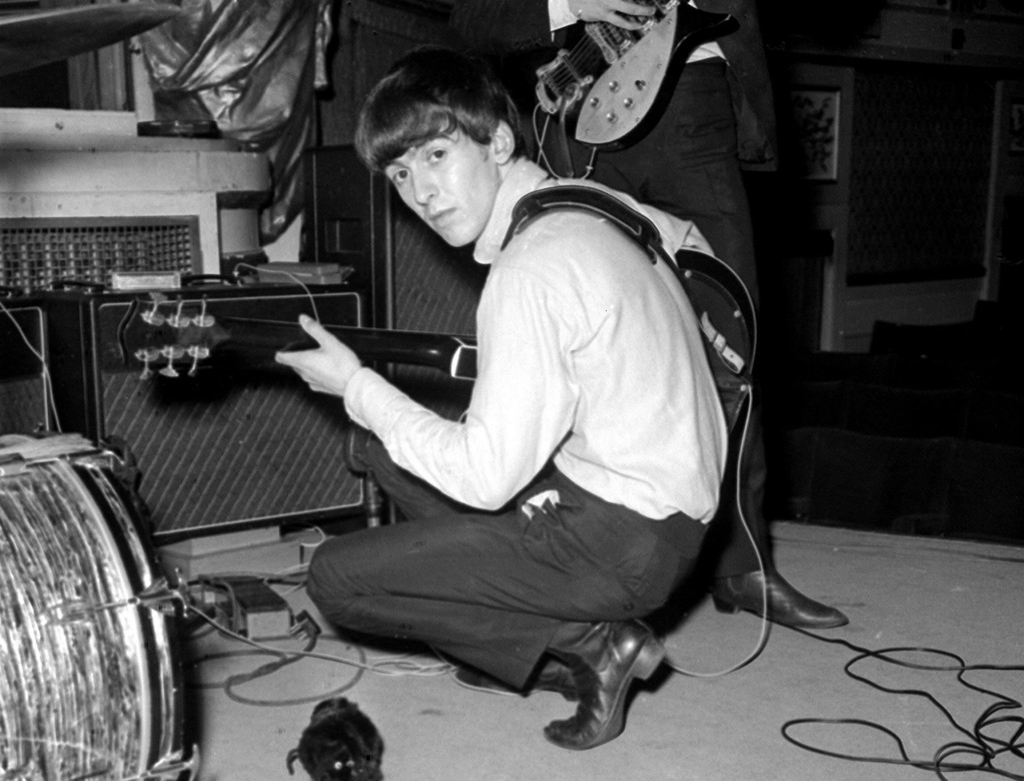 Ein Pilzkopf bei der Arbeit: George Harrison bei einer Aufnahme in einem BBC-Studio im Oktober 1963 (Archivbild: EPA