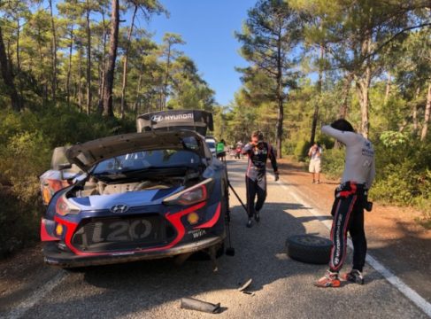 Thierry Neuville und Nicolas Gilsoul versuchen, den Hyundai notdürftig zu reparieren