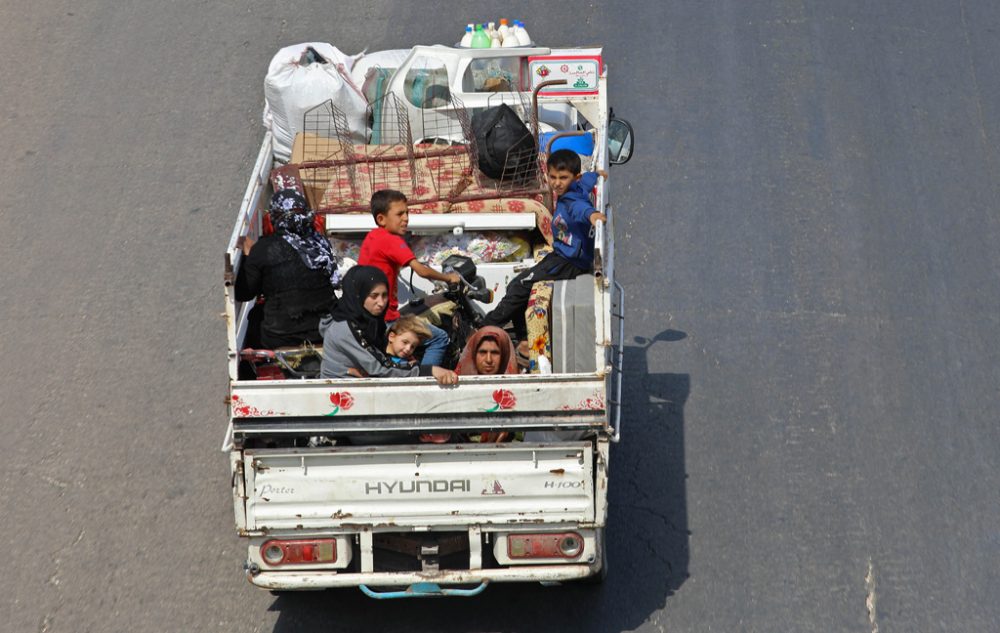 Eine Familie auf der Flucht aus Idlib in Richtung türkische Grenze