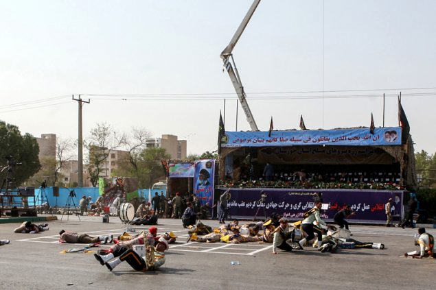 Nach Anschlag auf eine Militärparade in der iranischen Stadt Ahwas a 22.9.2018: verletzte Soldaten am Boden