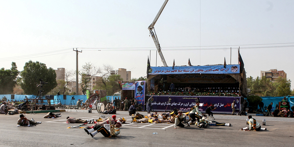 Nach Anschlag auf eine Militärparade in der iranischen Stadt Ahwas a 22.9.2018: verletzte Soldaten am Boden