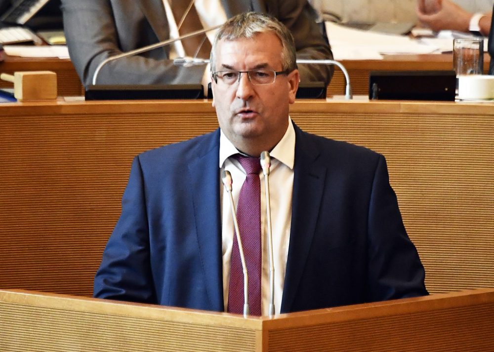 Wirtschaftsminister Pierre-Yves Jeholet im Parlament in Namur