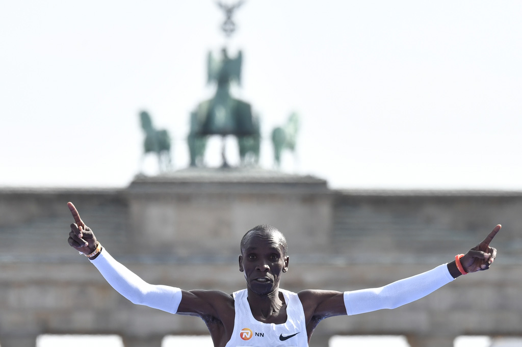 Eliud Kipchoge gewinnt den Berlin-Marathon in neuer Weltrekordzeit