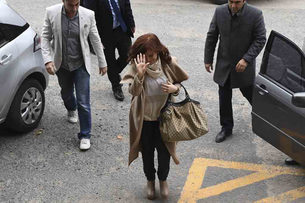 Die frühere argentinische Präsidentin Kirchner auf dem Weg zum Gericht