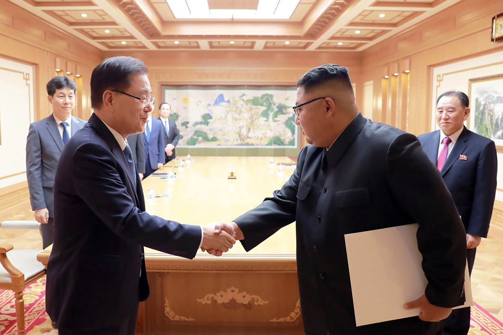 Nordkoreas Kim Jong Un mit dem südkoreanischen Sonderbotschafter Chung Eui-yong