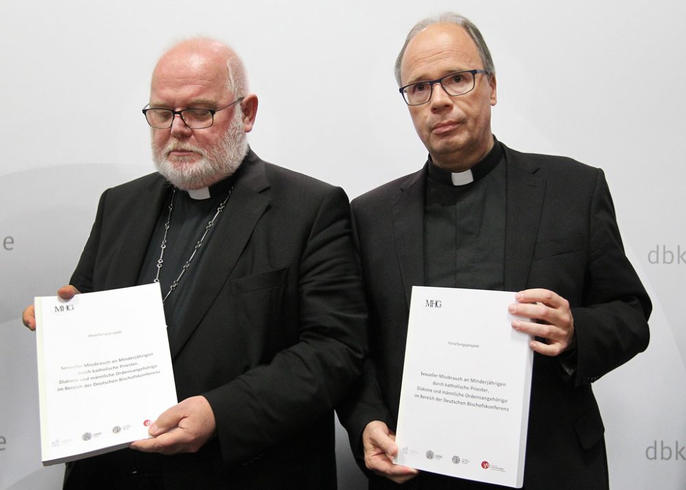 Kardinal Reinhard Marx und Bischof Dr. Stephan Ackermann (Bild: Daniel Roland/AFP)