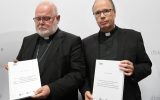 Kardinal Reinhard Marx und Bischof Dr. Stephan Ackermann (Bild: Daniel Roland/AFP)