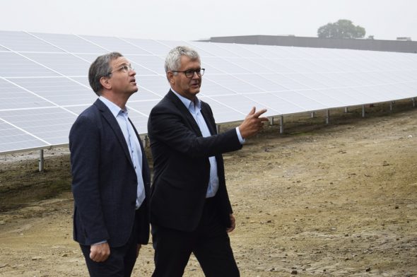 Generalmanager Bernd Vorhagen und Geschäftsführer Hubert Bosten vor der neuen Photovoltaikanlage auf dem NMC-Gelände (Bild: Stephan Pesch)