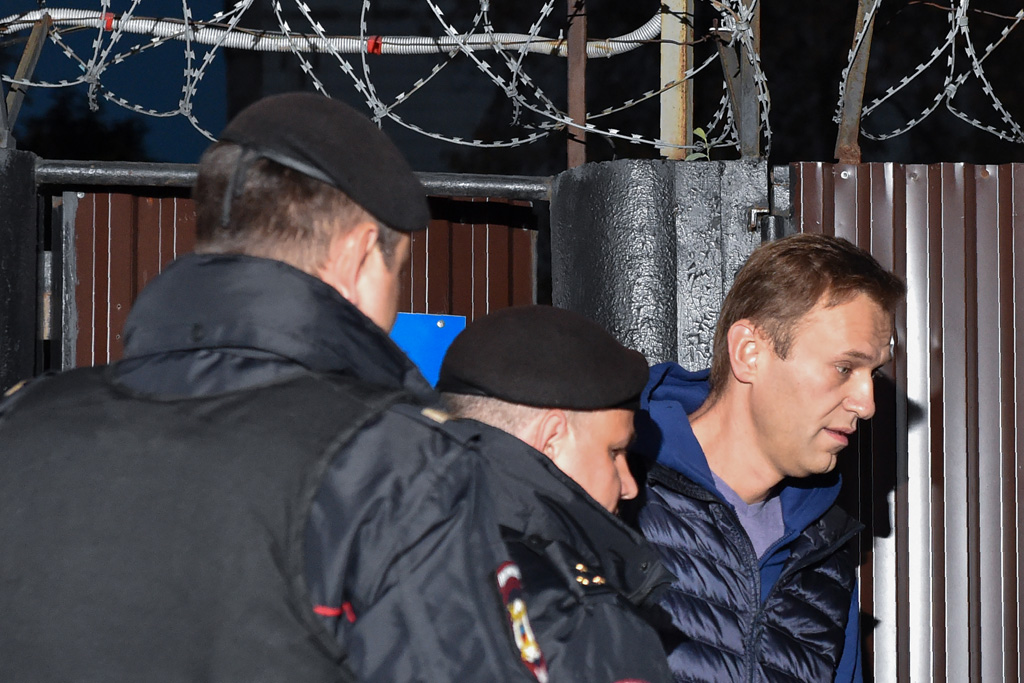 Alexej Nawalny wird von Polizisten abgeführt (Bild: Vasily Maximov/AFP)
