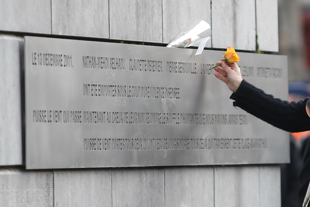 Gedenktafel für die Opfer des Attentats auf der Place Saint Lambert (Bild: Bruno Fahy/Belga)