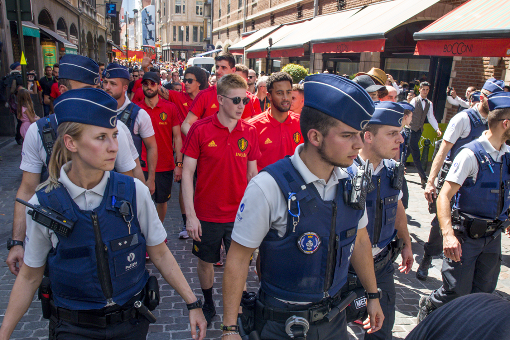 Ein Polizeiaufgebot begleitete die Roten Teufel nach dem WM beim Bad in der Menge