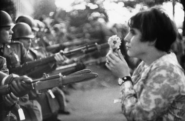 Bei einem Friedensmarsch gegen den Vietnamkrieg (Bild: Marc Riboud)
