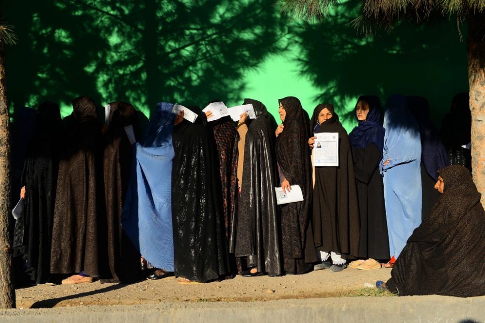 Schlange stehen am Wahlbüro in der Provinz Herat (Bild: Hosgang Hashimi/AFP)