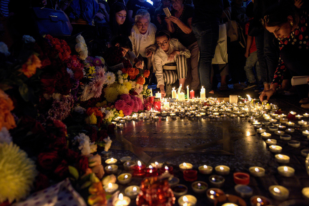 Blumen und Kerzen auf dem Aznavour-Platz in Eriwan (Bild: Karen Minasyan/AFP)