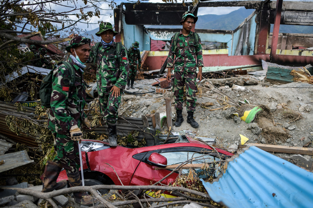 Indonesische Soldaten untersuchen am 6.10.2018 Trümmer im Ortsteil Balaroa