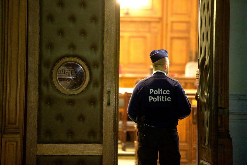Belgischer Polizist bewacht Gerichtseingang