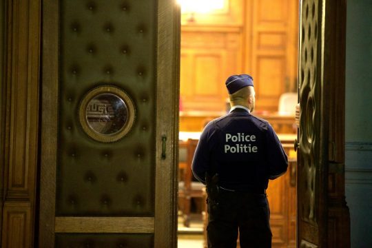 Belgischer Polizist bewacht Gerichtseingang