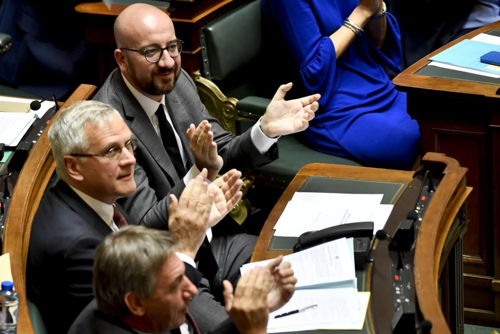 Premier Charles Michel und die Vizepremiers Kris Peeters und Jan Jambon am 10. Oktober in der Kammer (Bild: Dirk Waem/Belga)