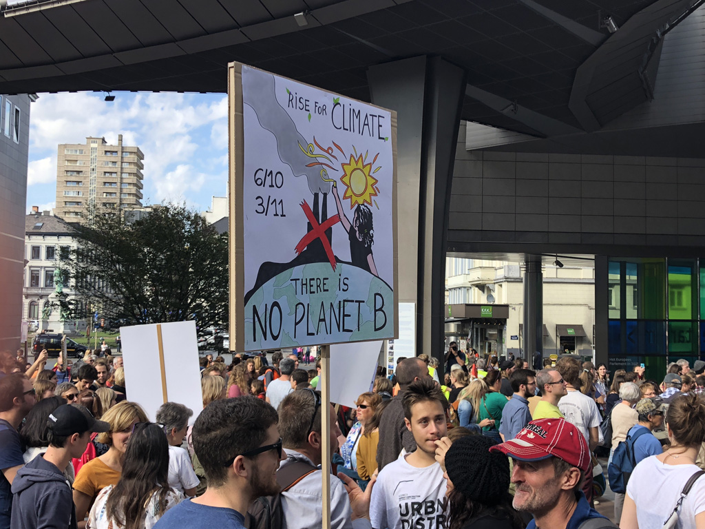 Klimaschützer demonstrieren am 6.10.2018 or dem EU-Parlament in Brüssel