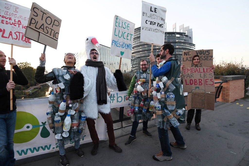Demonstranten protestieren vor dem Europäischen Parlament Straßburg gegen Plastik